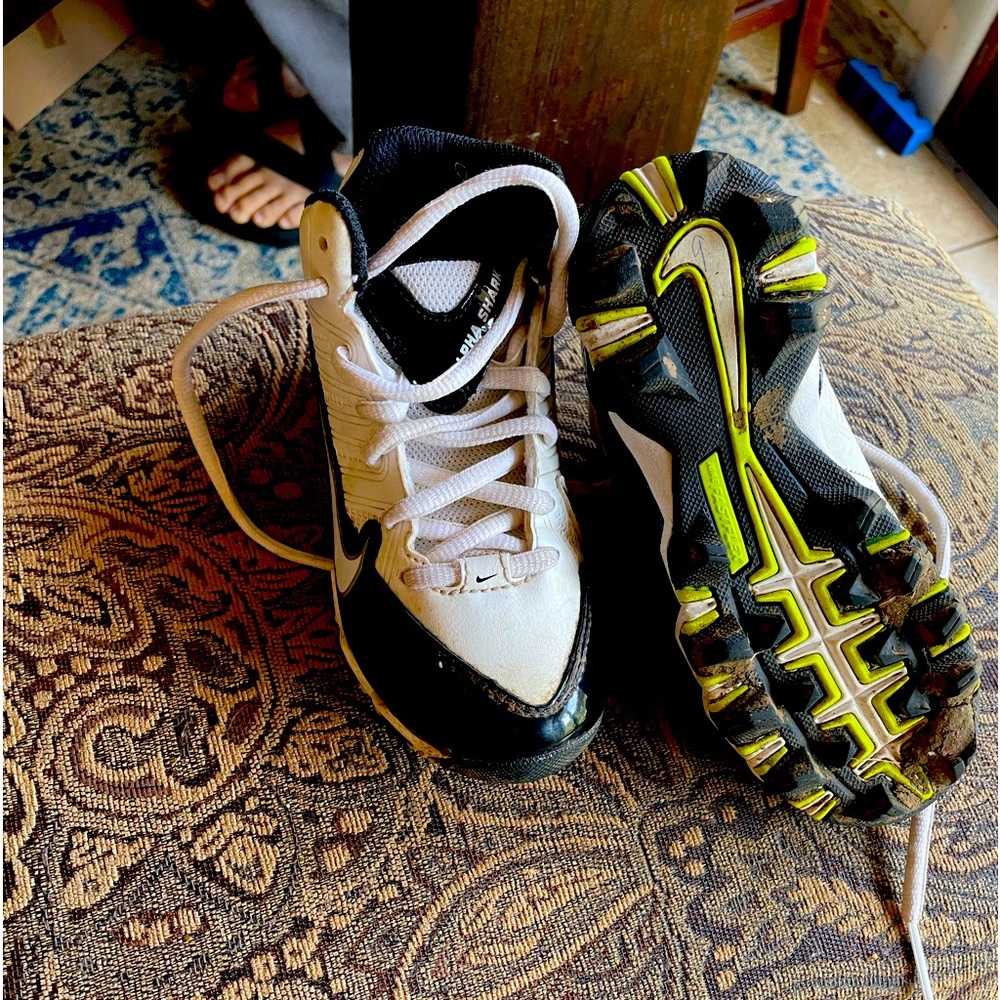 NIKE boys football cleats C11